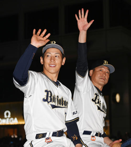 オリックス優勝パレードでファンの声援に応える吉田正(左)と中嶋監督(撮影・前岡正明)