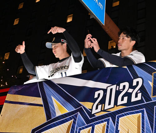 御堂筋でオリックス優勝パレードで手を振る選手たち、左から山崎福、福田(撮影・清水貴仁)