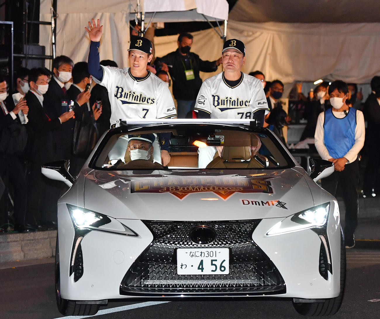 御堂筋でオリックス優勝パレードを行う中嶋聡監督（右）と吉田正（撮影・清水貴仁）