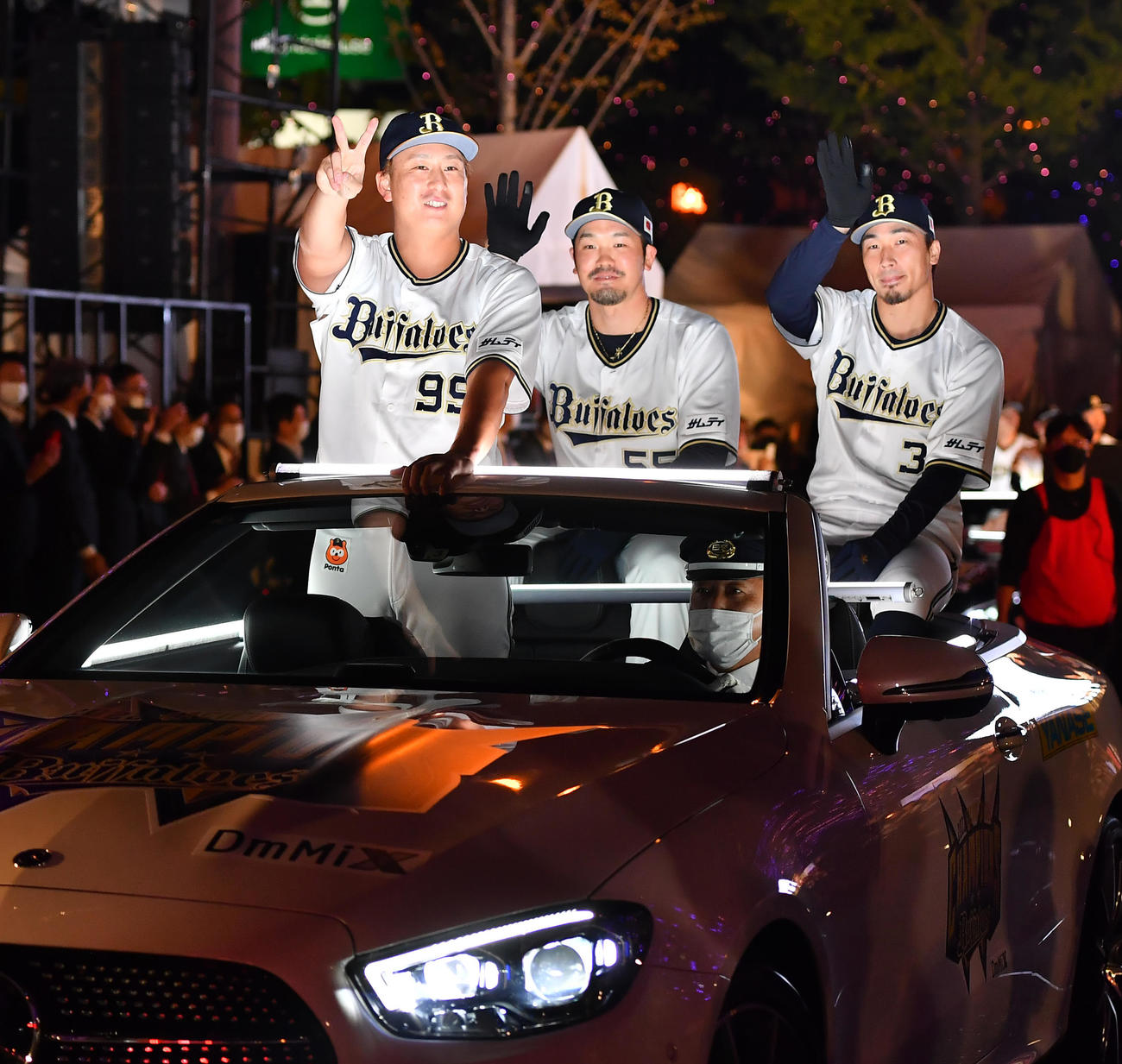 御堂筋でオリックス優勝パレードを行う選手たち、左から杉本、T－岡田、安達（撮影・清水貴仁）