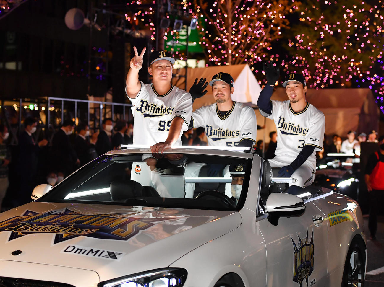 御堂筋でオリックス優勝パレードを行う選手たち、左から杉本、T－岡田、安達（撮影・清水貴仁）