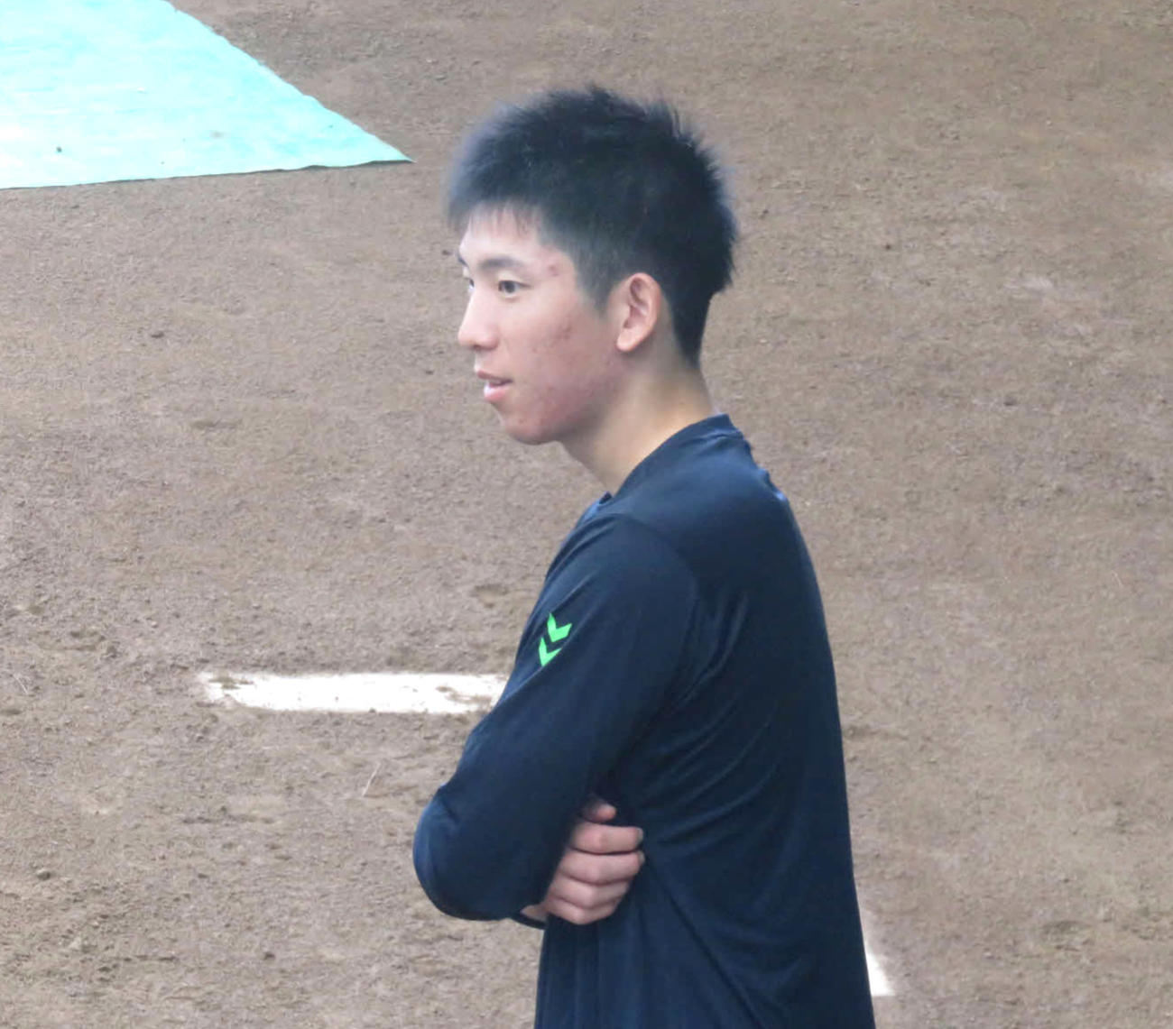 ジャイアンツ球場の室内練習場で巨人大勢のブルペン投球を見守った戸郷（撮影・小早川宗一郎）