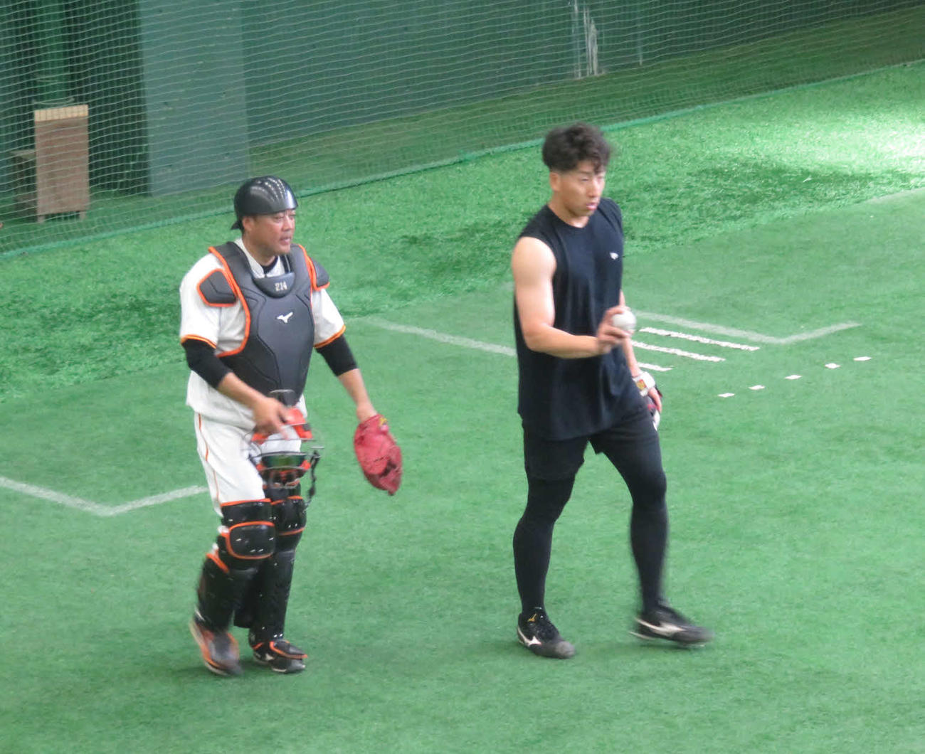 ジャイアンツ球場の室内練習場でブルペン投球を終えた巨人大勢（撮影・小早川宗一郎）