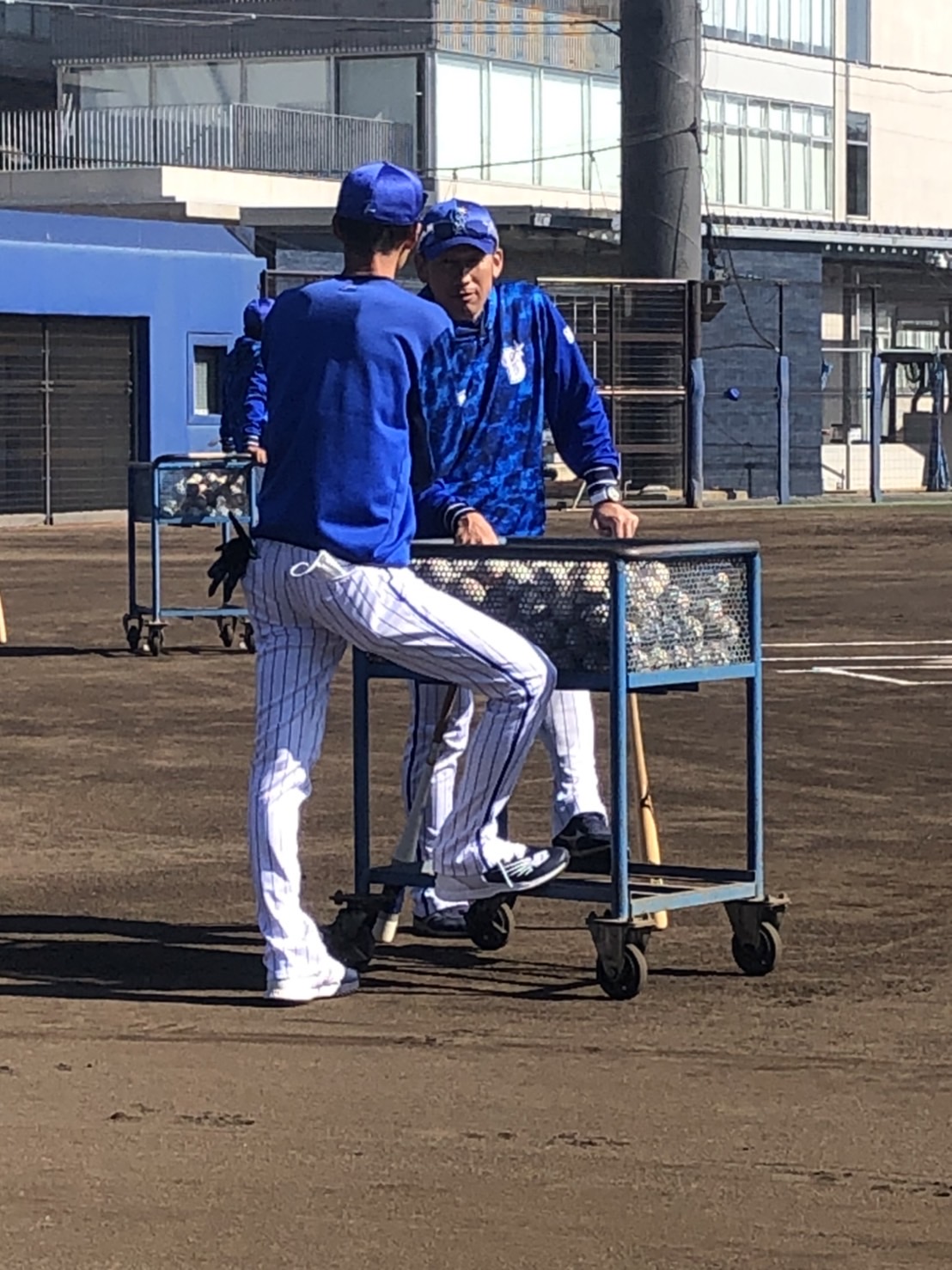 秋季トレーニング中、小杉ファーム投手コーチと会話するDeNA三浦監督（撮影・久保賢吾）