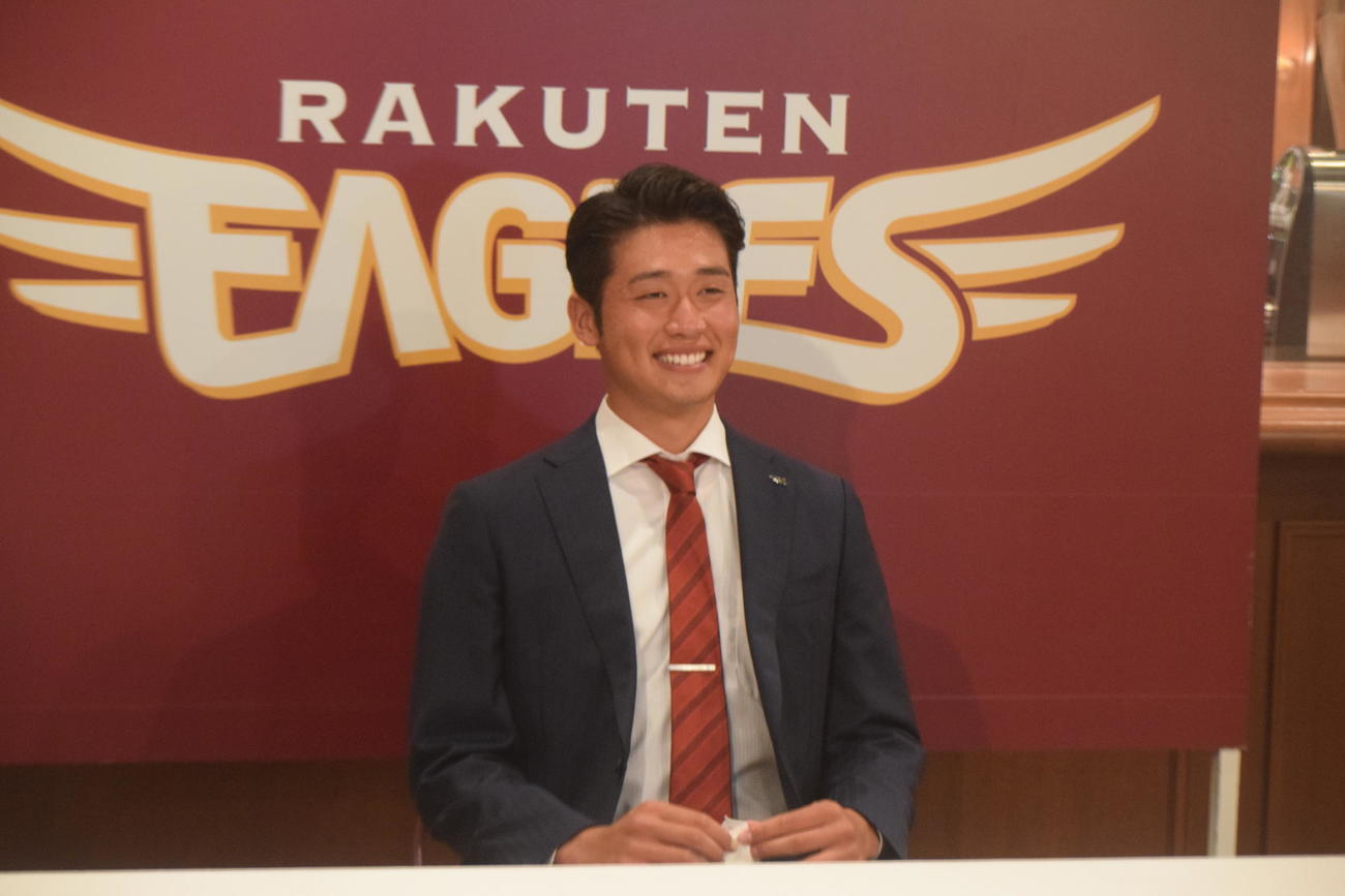 契約更改を終えて会見に臨む楽天小峯（代表撮影）