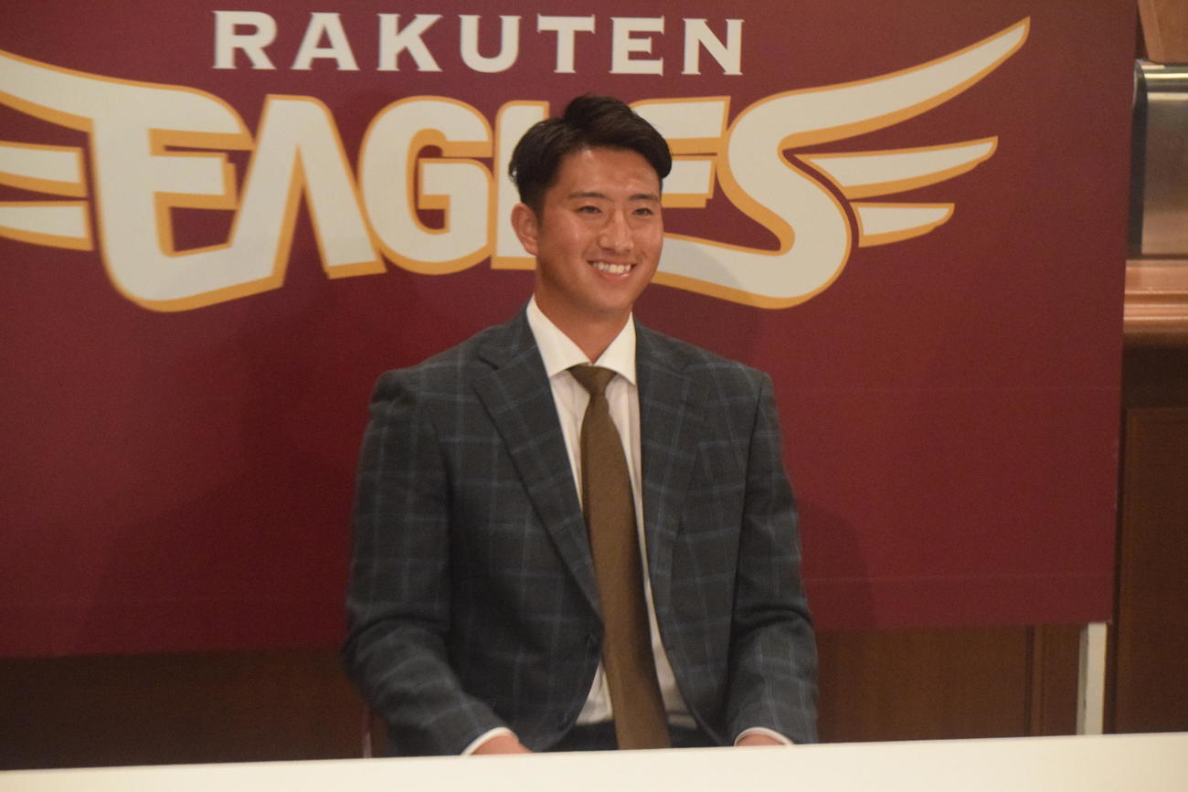 契約更改を終えて会見に臨む楽天西垣（代表撮影）