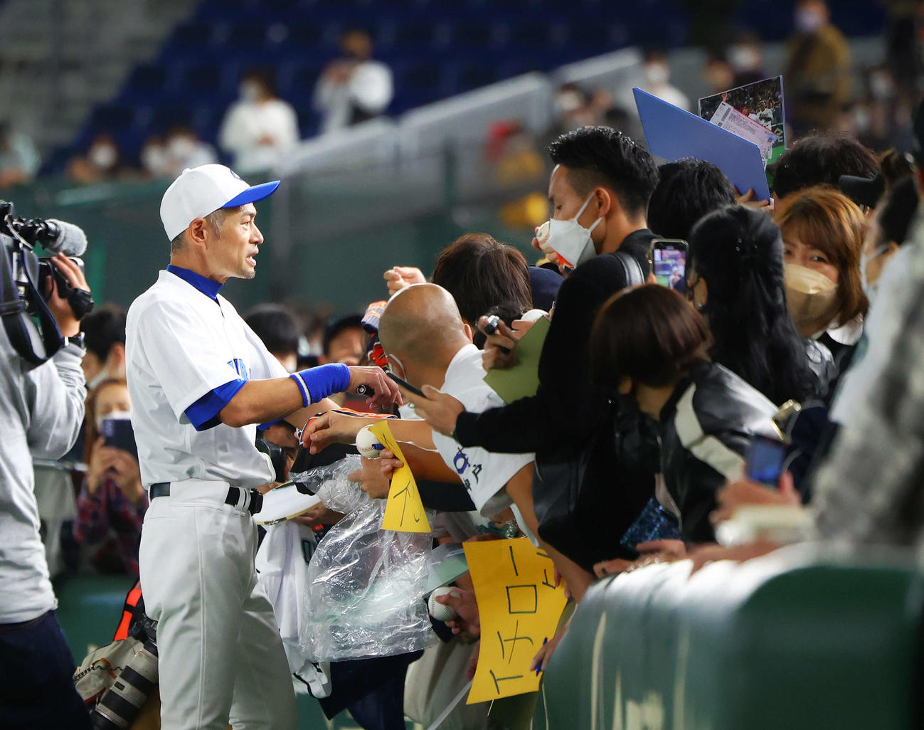 イチロー選抜対高校野球女子選抜　試合を終え、ファンサービスに応じるイチロー氏（左）（撮影・河田真司）