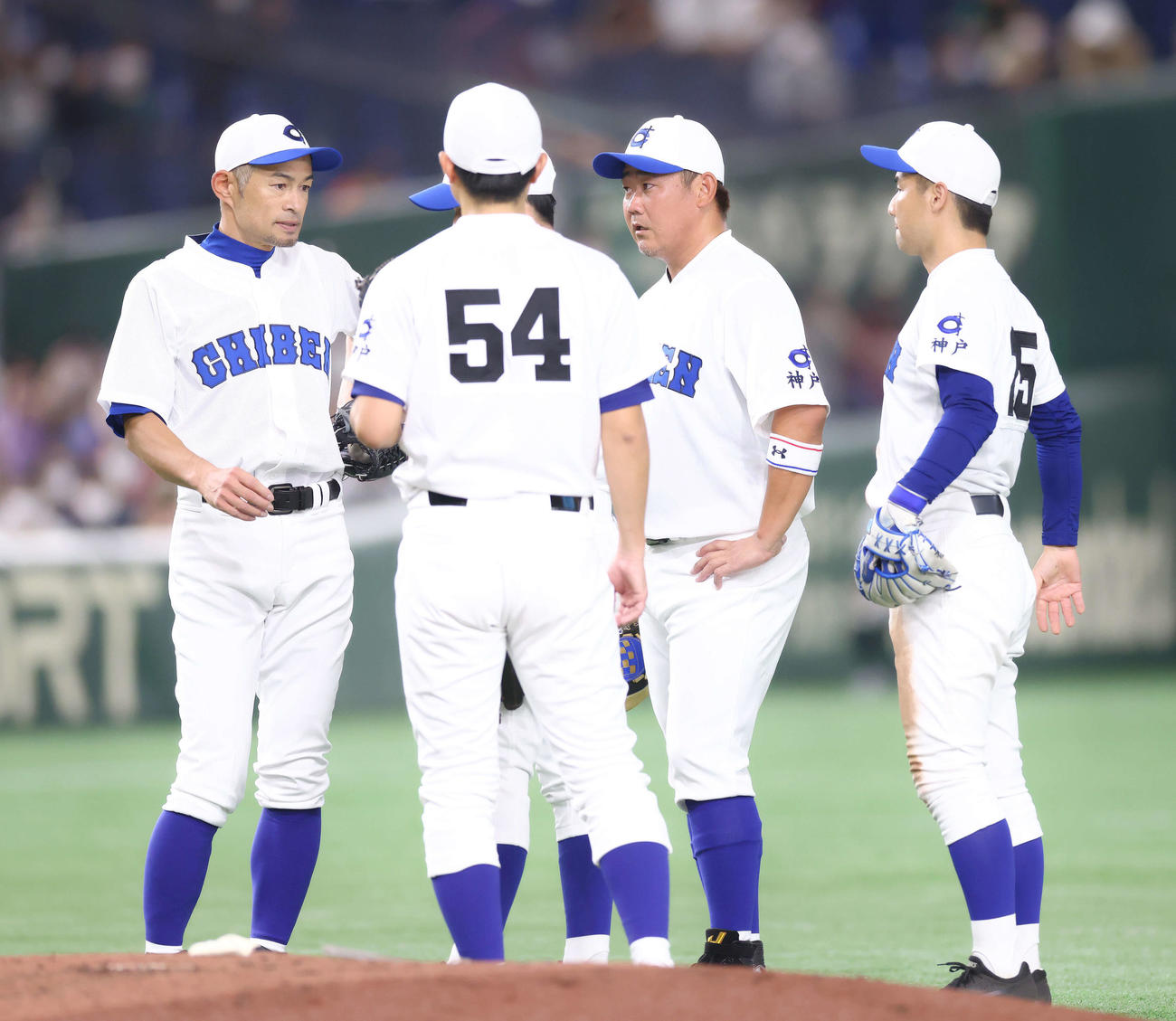 イチロー選抜対高校野球女子選抜　2回表、マウンドに集まるイチロー氏（左）と松坂氏（撮影・河田真司）