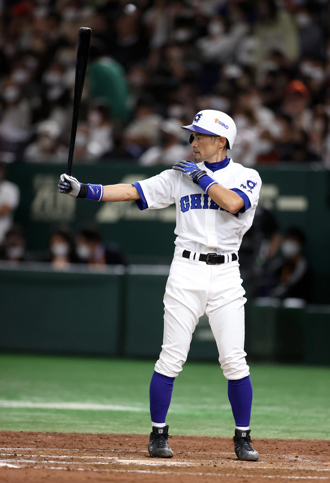 イチロー選抜対高校野球女子選抜　8回裏イチロー選抜無死満塁、打席で構えるイチロー氏（撮影・狩俣裕三）