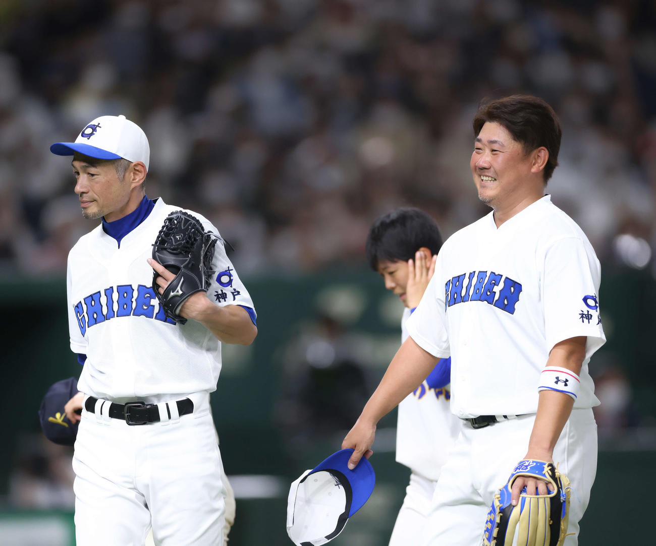 イチロー選抜対高校野球女子選抜　試合を終え、ベンチに戻るイチロー氏（左）と松坂氏（撮影・河田真司）