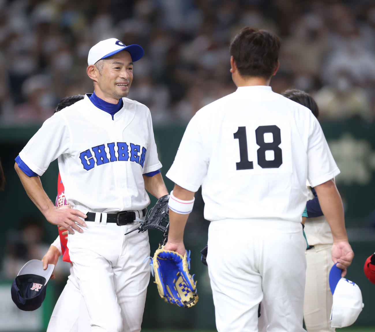 イチロー選抜対高校野球女子選抜　試合を終え、松坂氏（右）と言葉を交わすイチロー氏（撮影・河田真司）