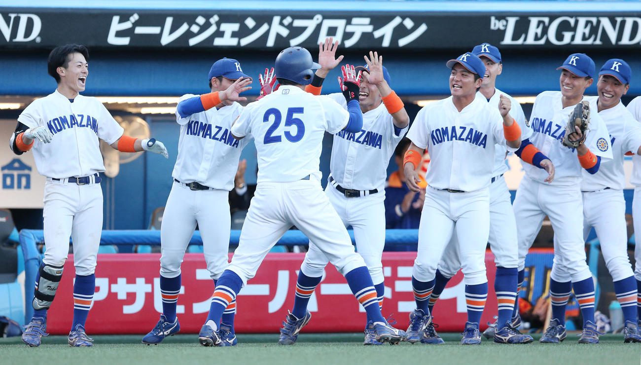 駒大対専大　4表駒大2死二塁、2点本塁打を放ちチームメートに迎えられる神宮（左から3人目）（撮影・宮地輝）