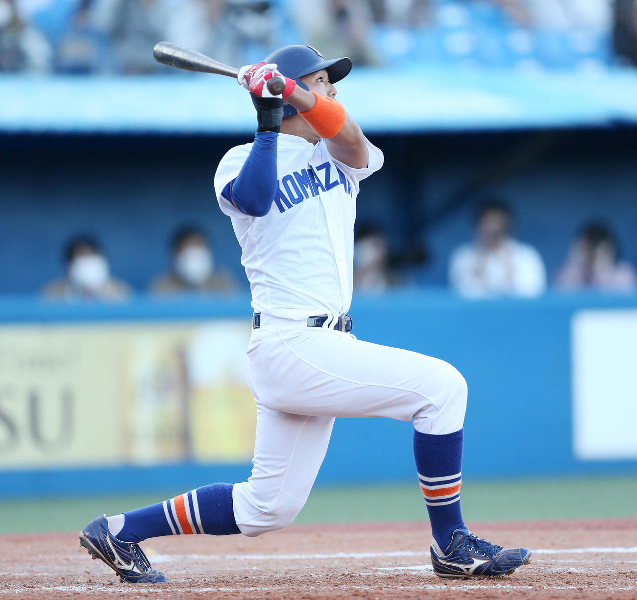 駒大対専大　4表駒大2死二塁、2点本塁打を放つ神宮（撮影・宮地輝）