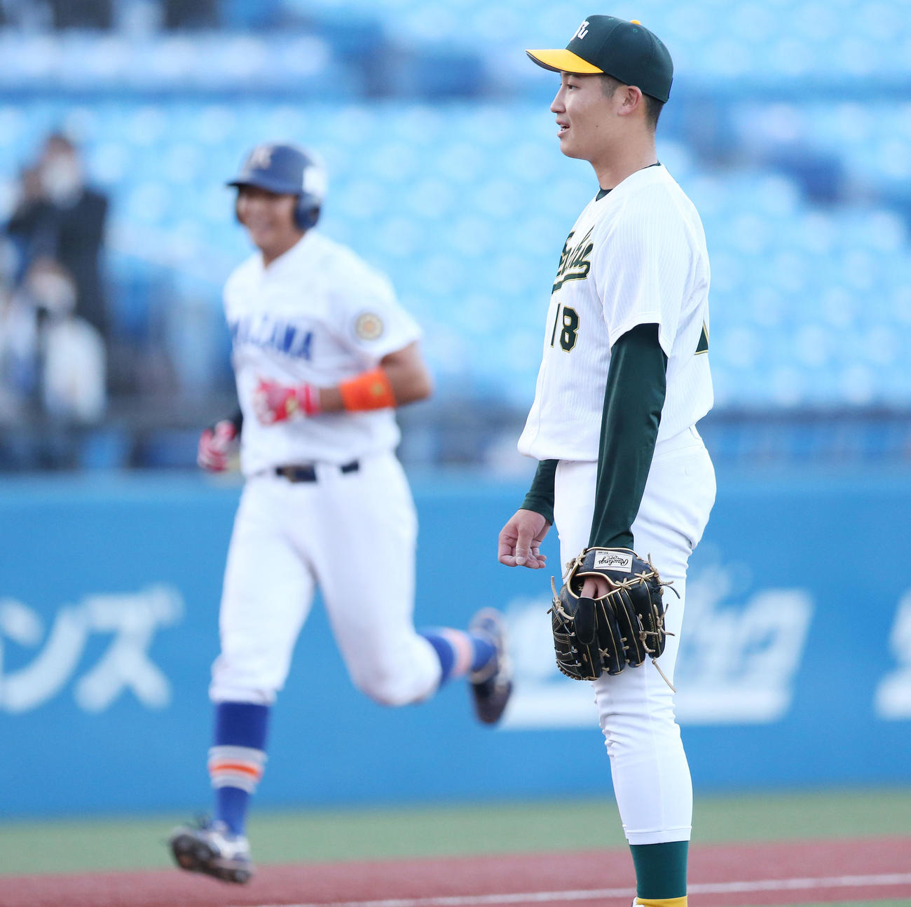 駒大対専大　4回表駒大・神宮（左）に2点本塁打を打たれ、ぼうぜんとする専大先発の菊地吏（撮影・宮地輝）
