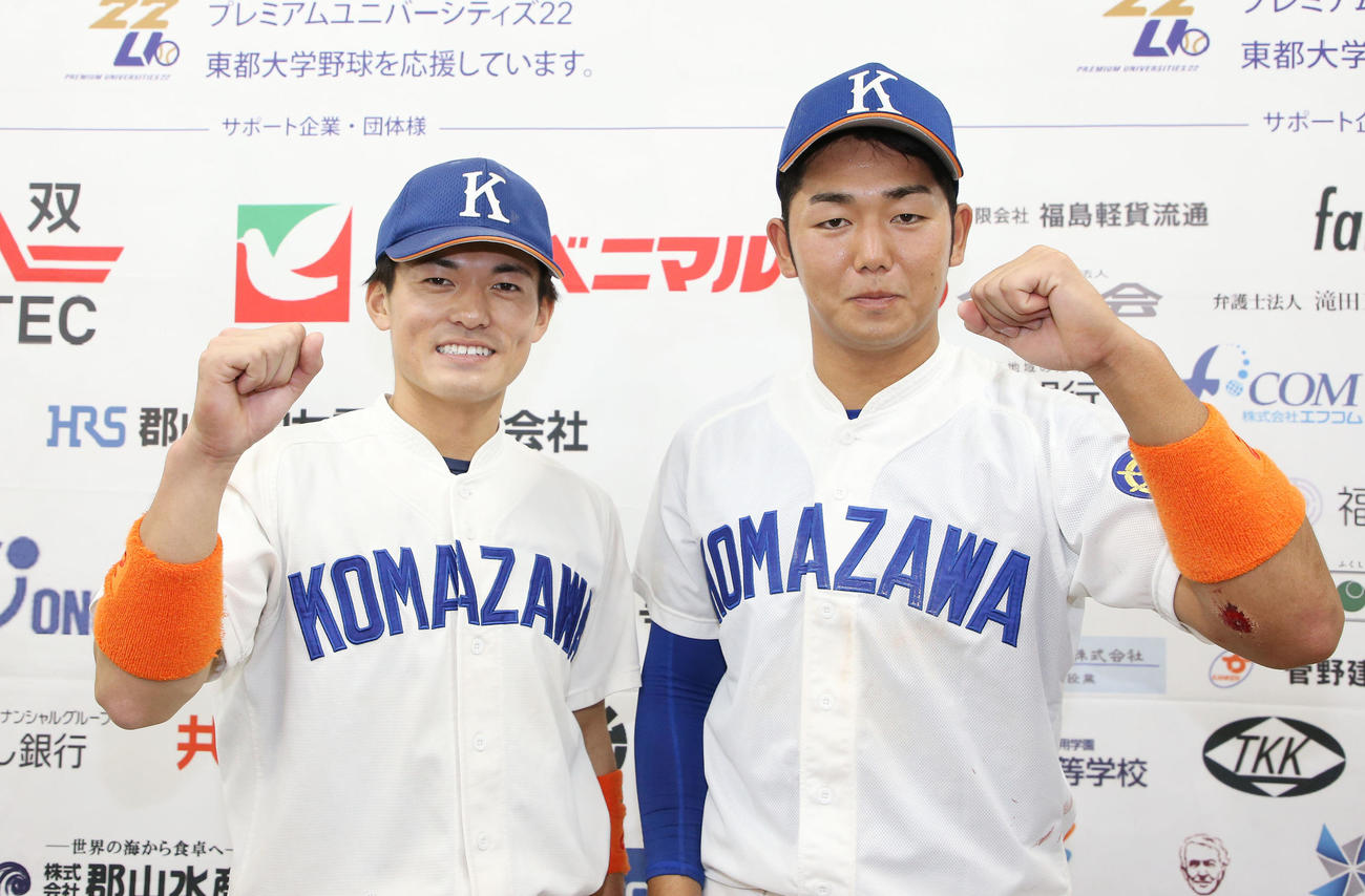 駒大対専大　笑顔でガッツポーズする駒大・林琢（左）と神宮（撮影・宮地輝）