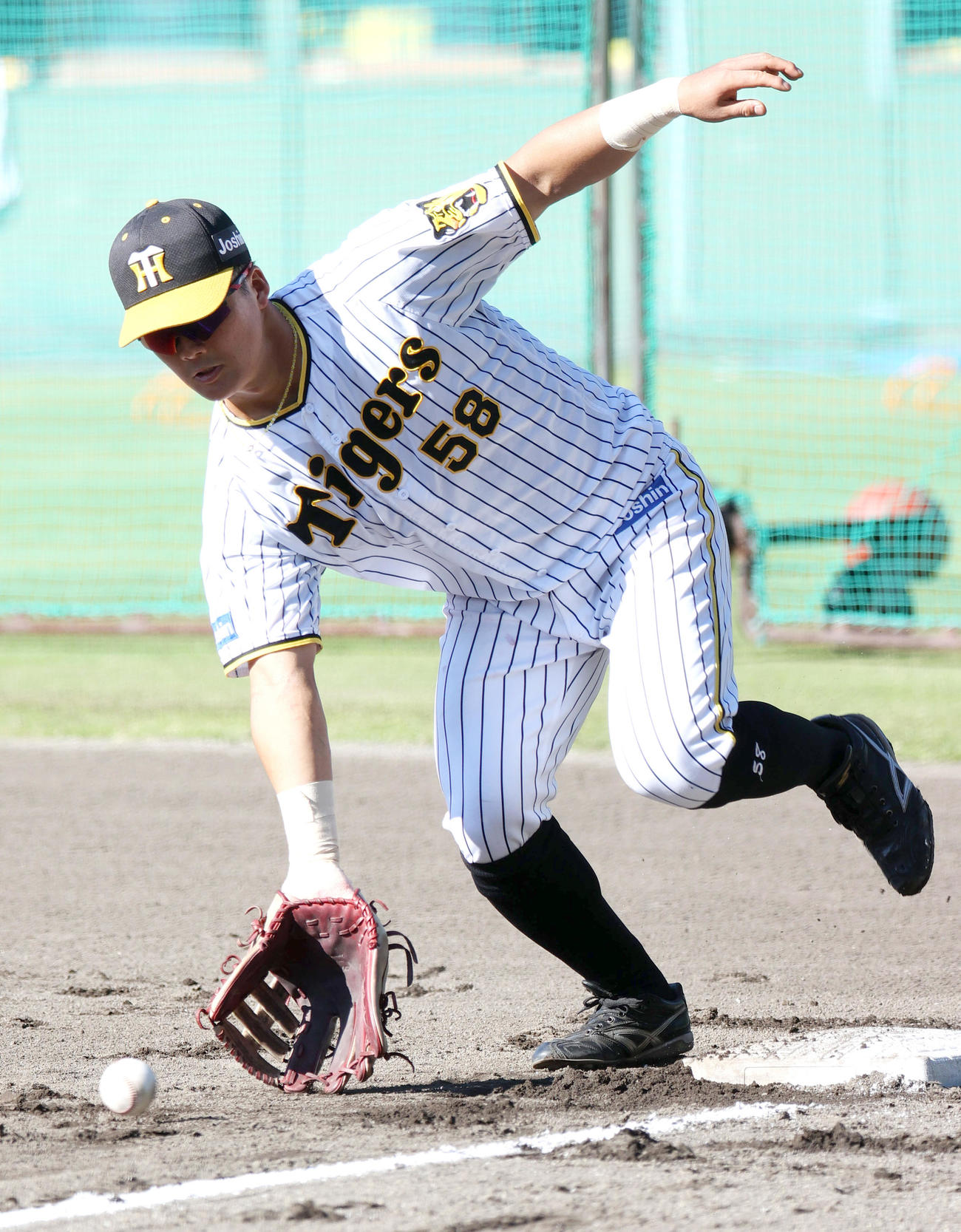 サブグラウンドでノックを受ける前川（撮影・上山淳一）