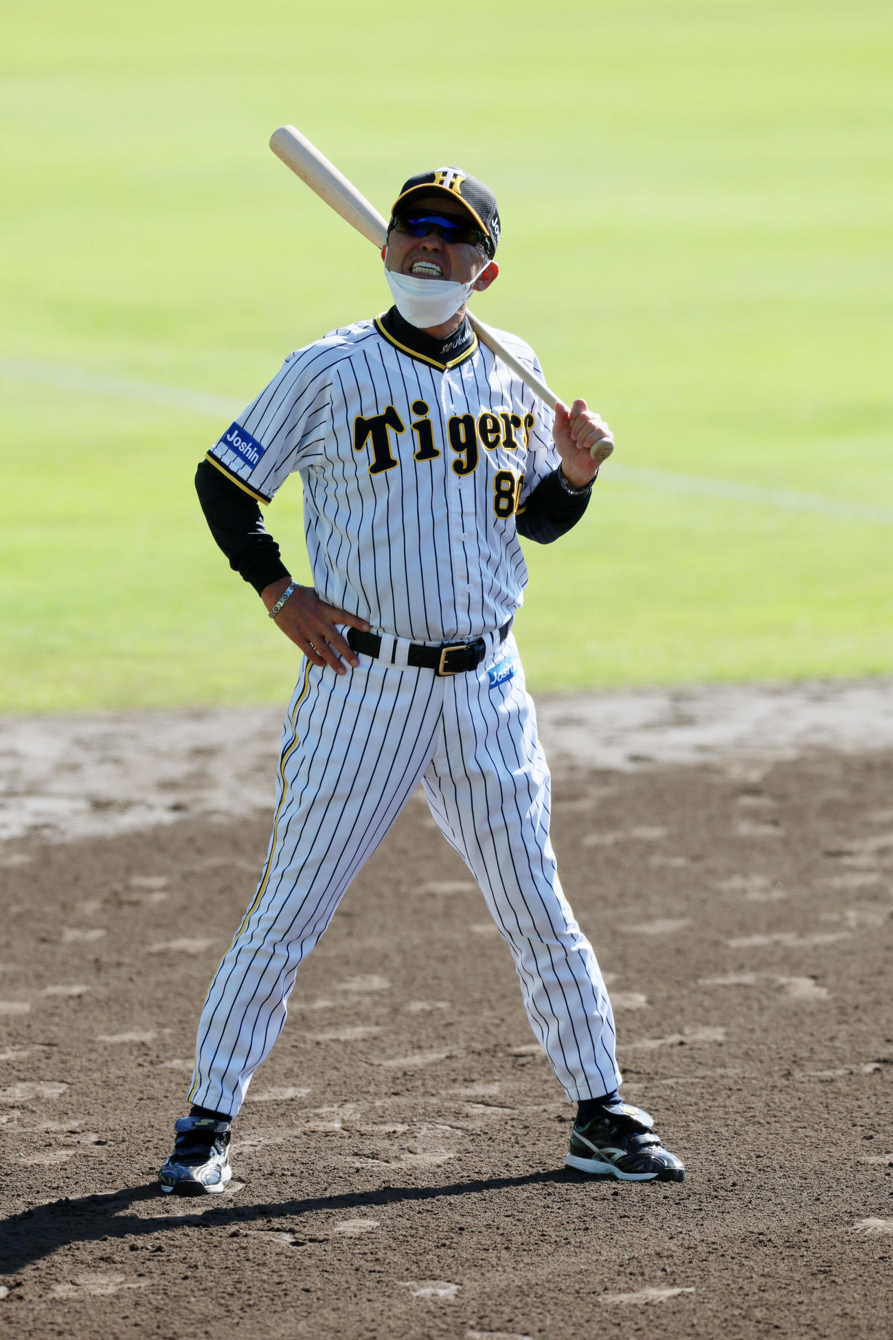 練習中白い歯を見せる岡田監督（撮影・加藤哉）