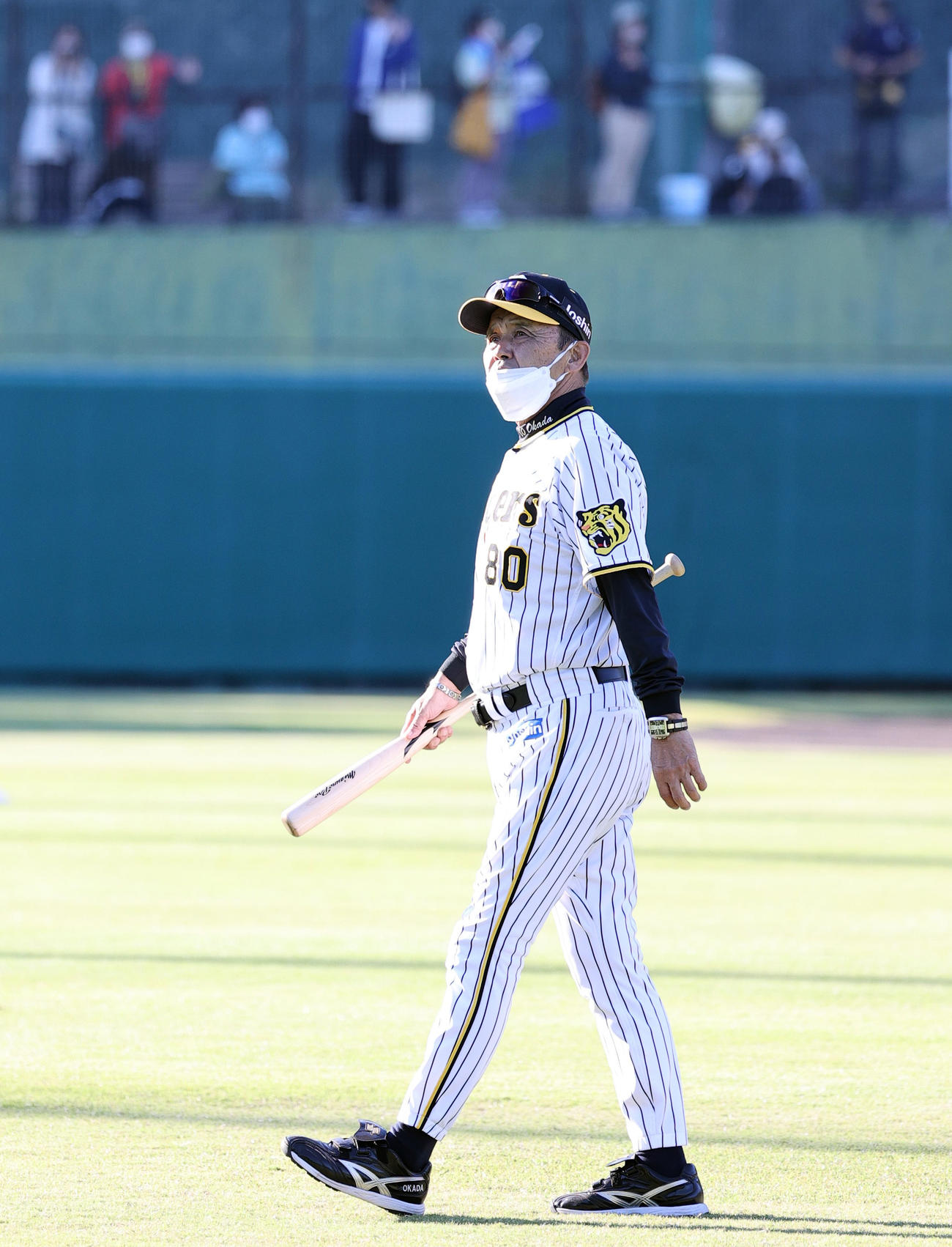 サブグラウンド移動の岡田監督（撮影・上山淳一）