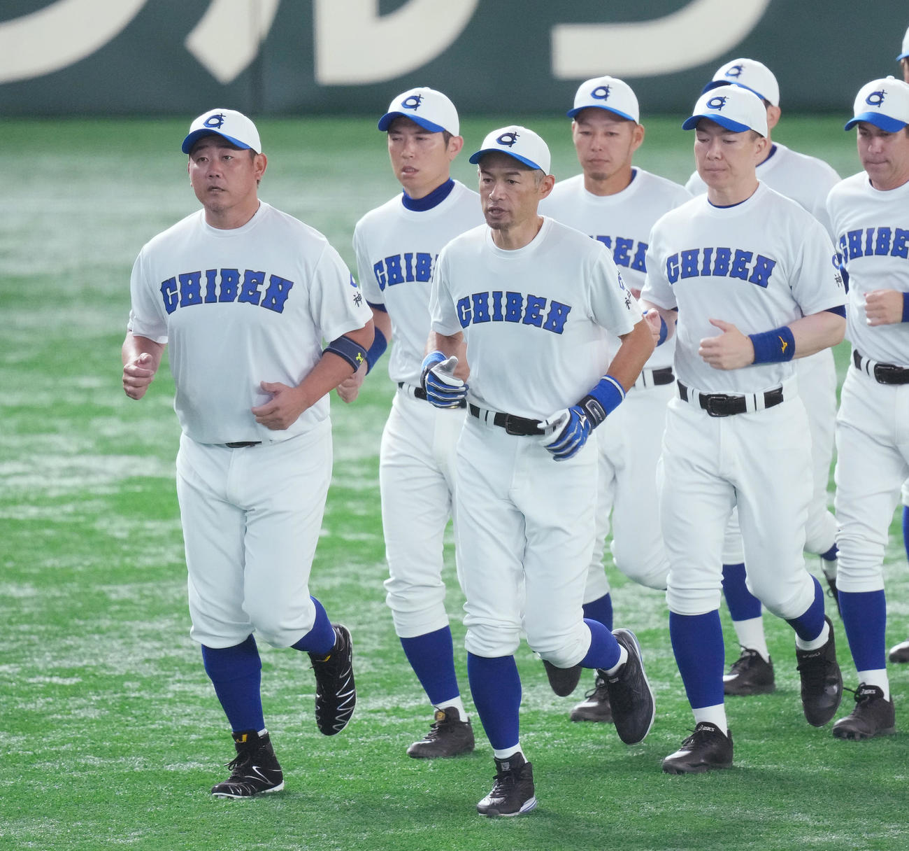 イチロー選抜対高校野球女子選抜　試合前、アップをするイチロー氏（中央）と松坂氏（左端）（撮影・菅敏）
