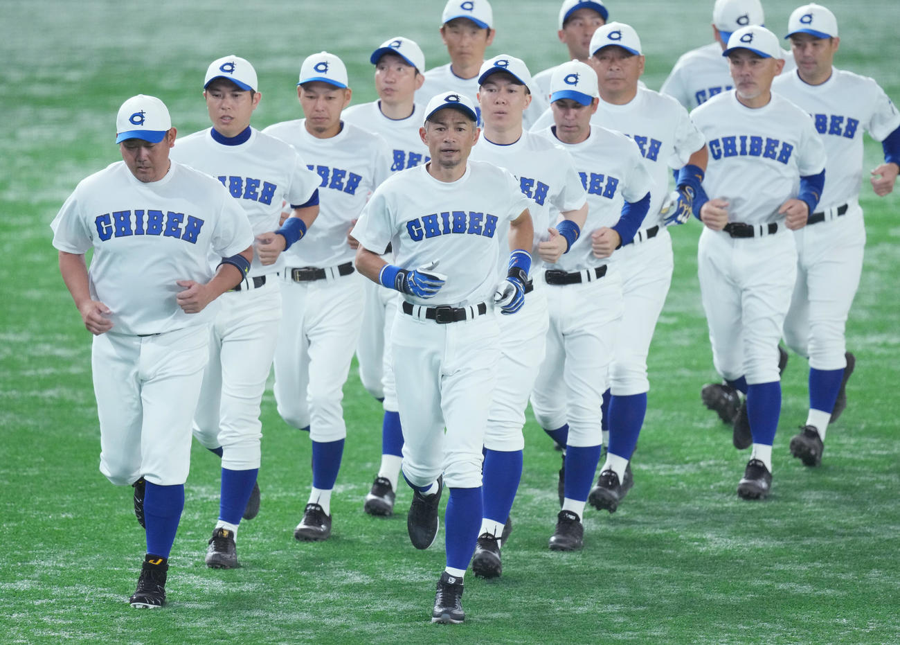 イチロー選抜対高校野球女子選抜　試合前、アップをするイチロー氏（中央）と松坂氏（左端）（撮影・菅敏）