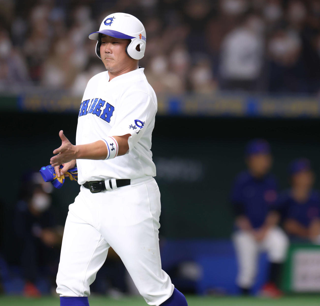 イチロー選抜対高校野球女子選抜　6回裏イチロー選抜無死三塁、西岡誠生氏の右飛で生還する松坂氏（撮影・河田真司）