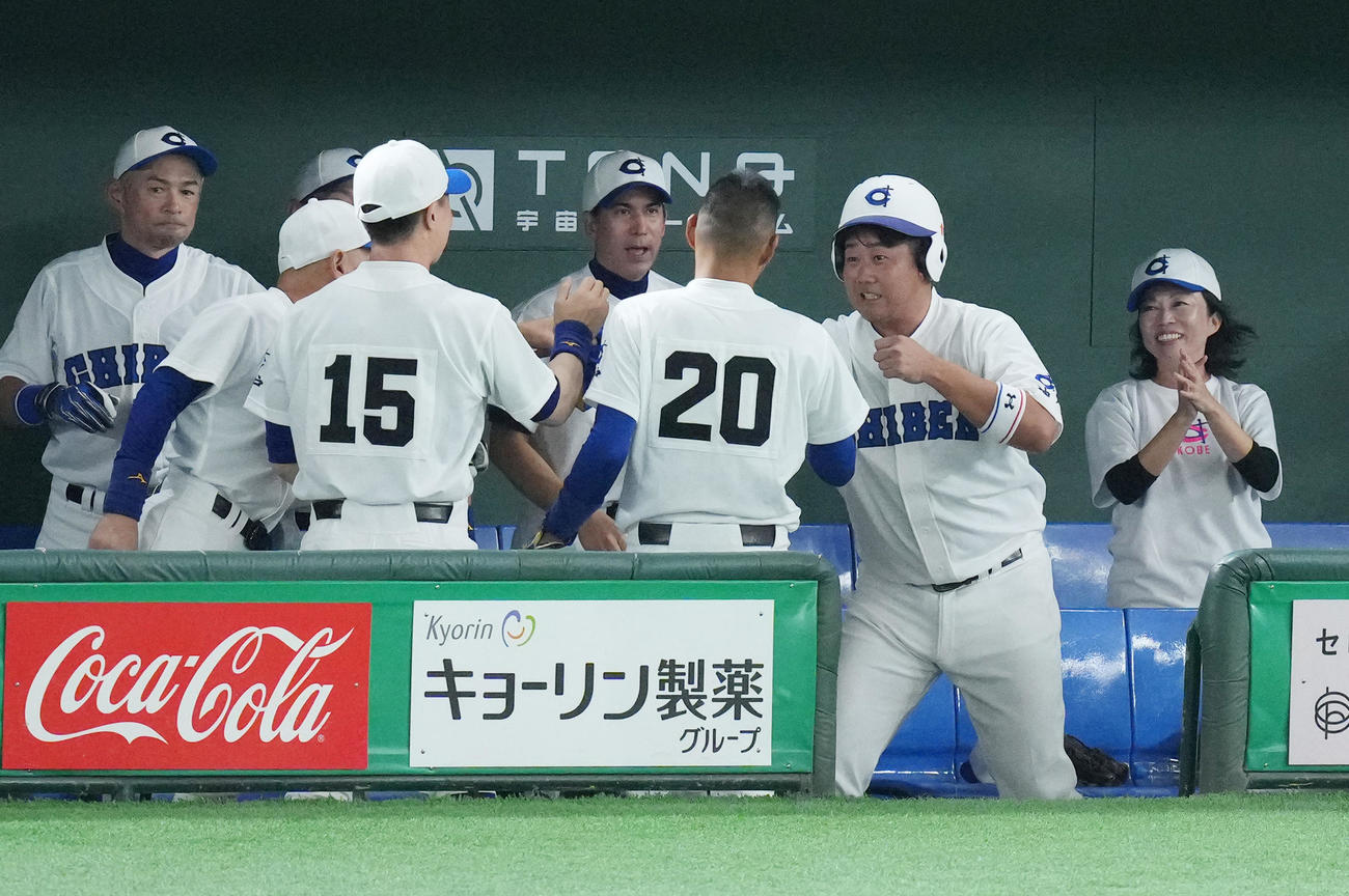 イチロー選抜対高校野球女子選抜　6回裏イチロー選抜無死二、三塁、打者西岡の犠飛で三塁から生還し、ナインに迎えられる松坂氏（右から2人目）。左端はイチロー氏（撮影・菅敏）