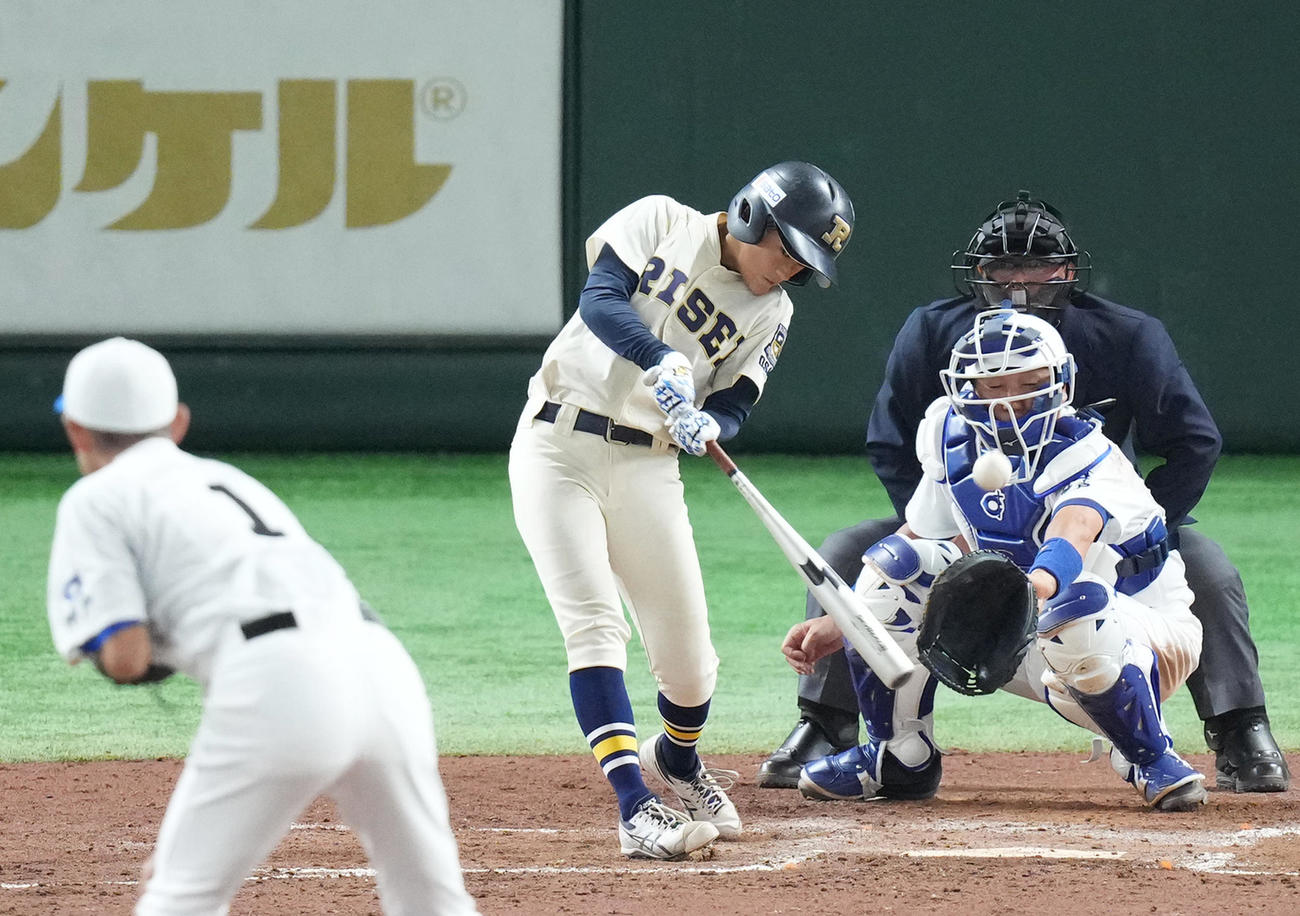 イチロー選抜対高校野球女子選抜　4回表高校野球女子選抜1死一塁、左前打を放つ真砂。投手イチロー氏（撮影・菅敏）