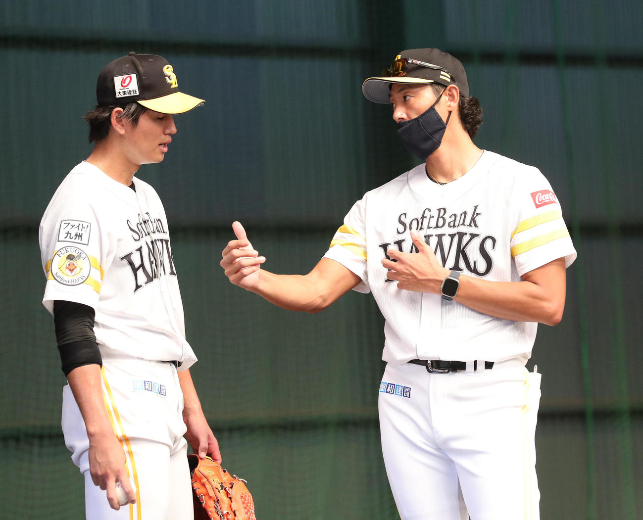 高橋礼（左）を指導する斉藤コーチ（撮影・梅根麻紀）