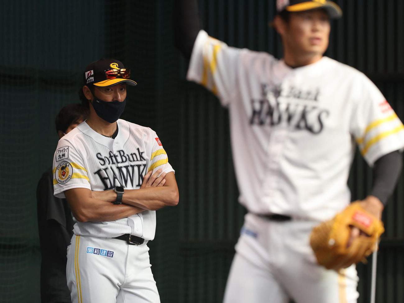 ブルペンで投手便の投球を見守る斉藤和巳投手コーチ（撮影・梅根麻紀）