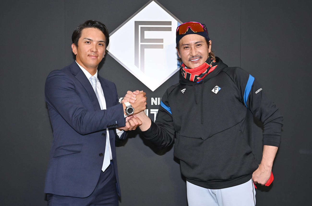 入団会見に臨んだ日本ハム山田（左）と同席した新庄監督（代表撮影）