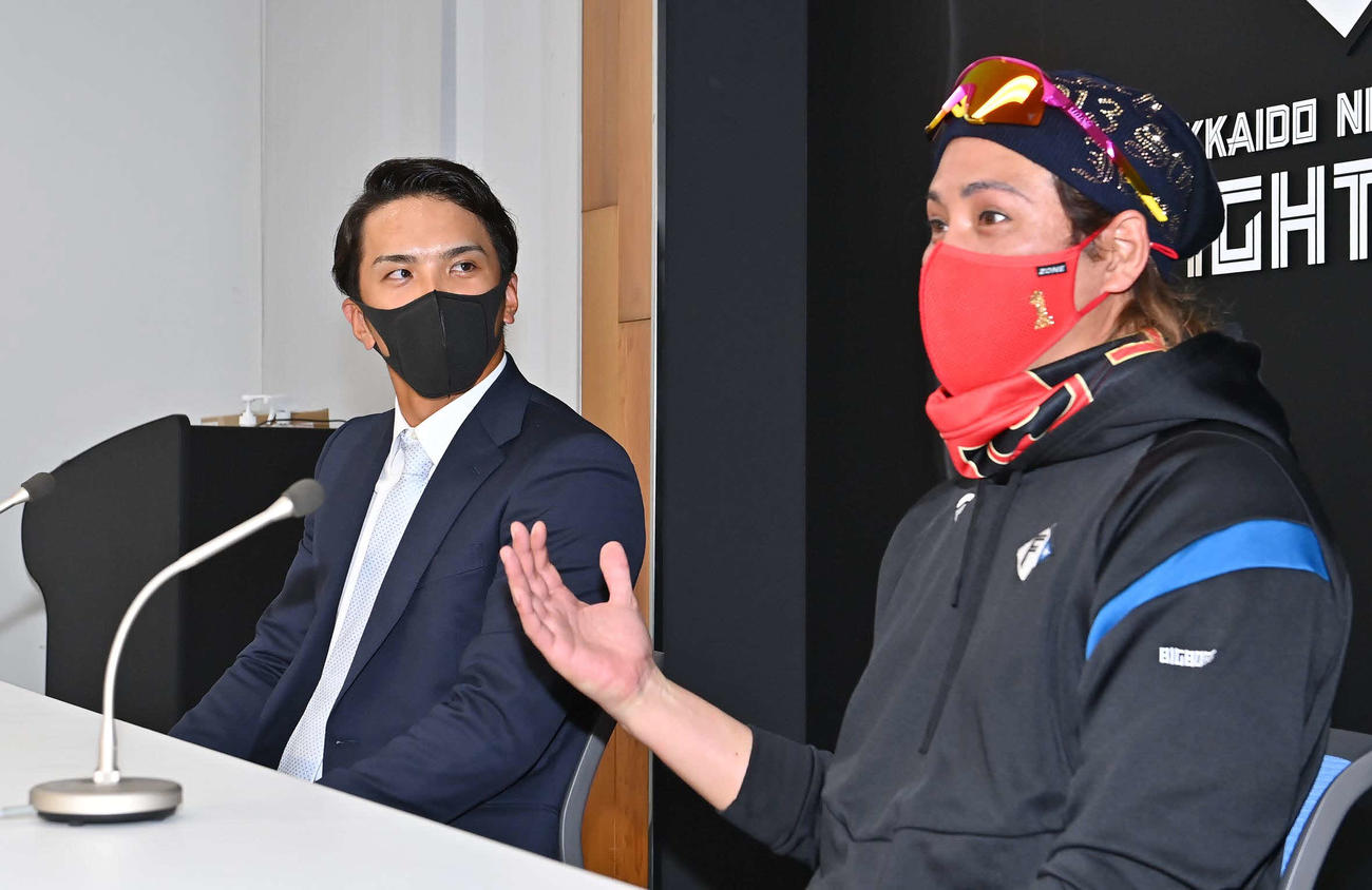 入団会見に臨んだ日本ハム山田（左）と同席した新庄監督（代表撮影）
