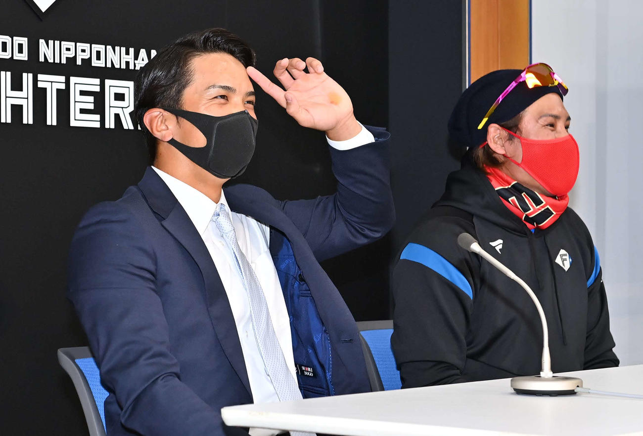入団会見に臨んだ日本ハム山田（左）と同席した新庄監督（代表撮影）