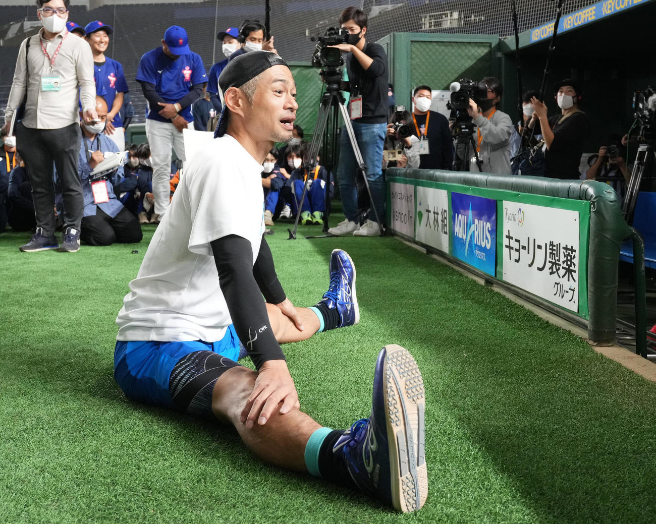 イチロー選抜対高校野球女子選抜　試合後、高校野球女子選抜の選手たちに話をするイチロー氏（撮影・菅敏）