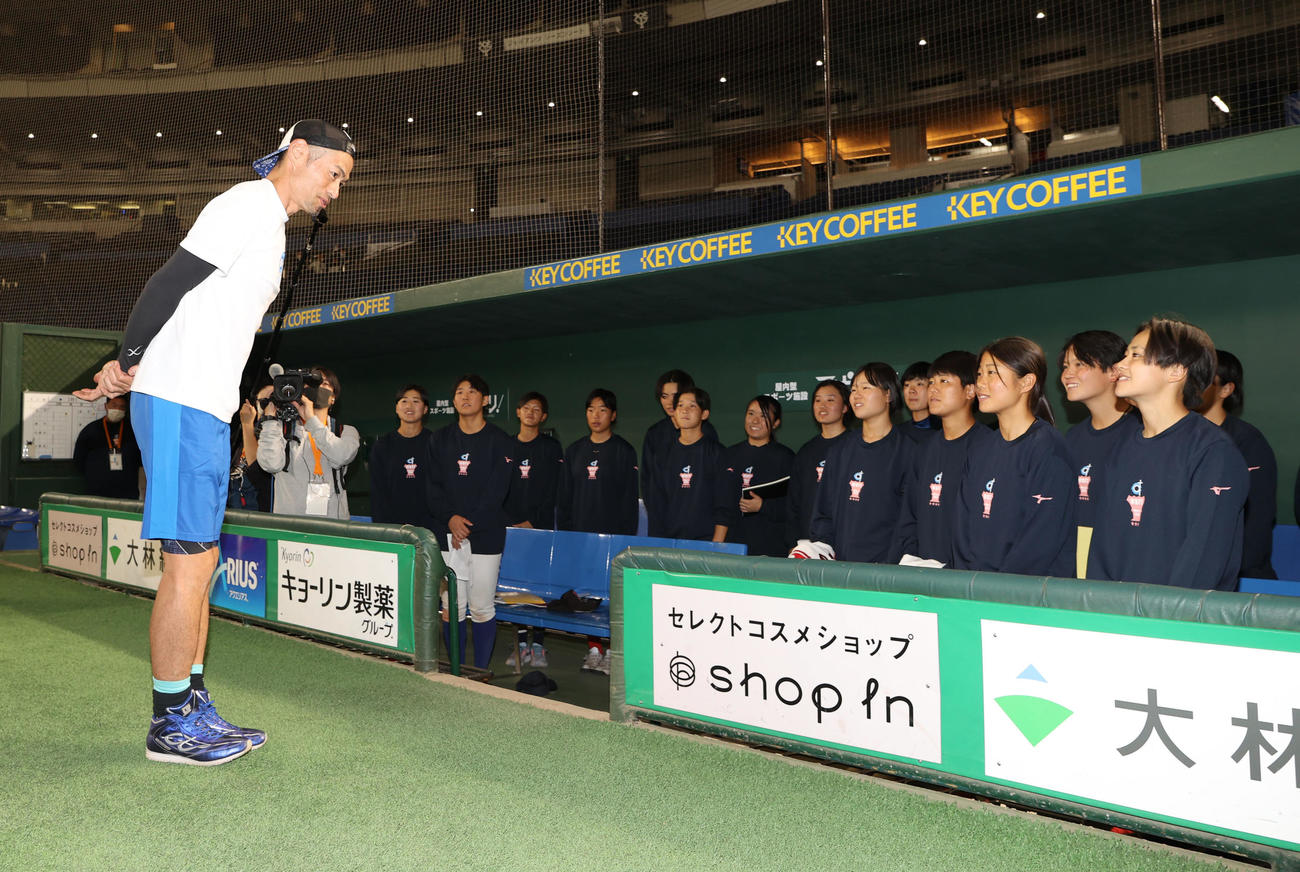 イチロー選抜対高校野球女子選抜　試合後、講義をした後、選手たちにあいさつするイチロー氏（撮影・狩俣裕三）