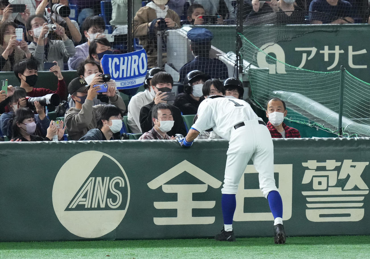 イチロー選抜対高校野球女子選抜　8回裏イチロー選抜無死満塁、一併殺打に倒れるイチロー氏（撮影・菅敏）