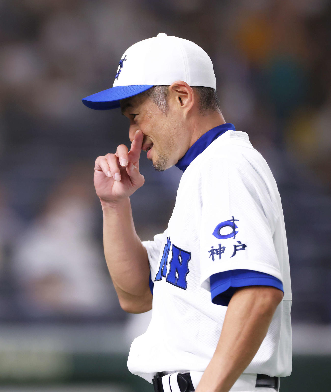 イチロー選抜対高校野球女子選抜　6回表を終え、笑みを浮かべながらベンチに戻るイチロー氏（撮影・河田真司）