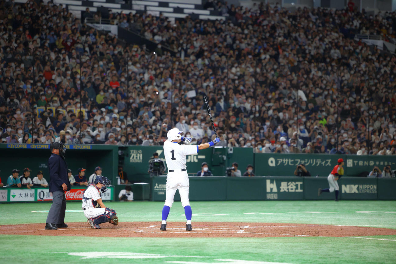 イチロー選抜対高校野球女子選抜　2回裏イチロー選抜1死、打席に入るイチロー氏（撮影・河田真司）