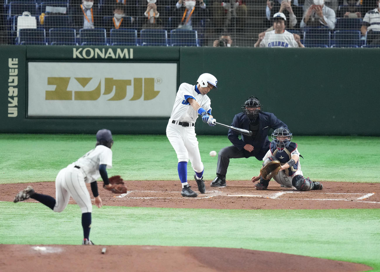イチロー選抜対高校野球女子選抜　2回裏イチロー選抜1死、一ゴロに倒れるイチロー氏。投手は日高（撮影・菅敏）