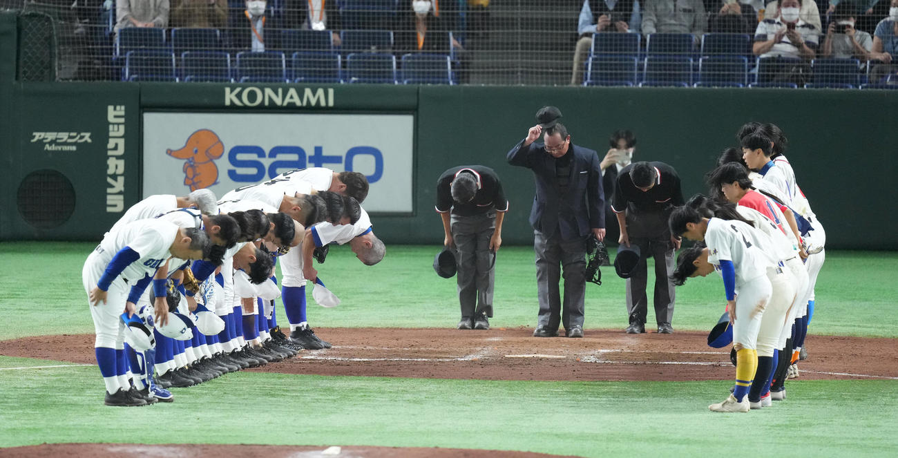 イチロー選抜対高校野球女子選抜　試合を終え、一礼する両軍の選手たち（撮影・菅敏）