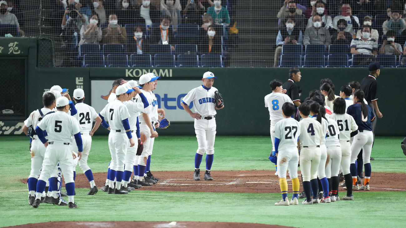 イチロー選抜対高校野球女子選抜　試合を終え、高校野球女子選抜の選手たちに笑顔で話しかけるイチロー氏（中央）（撮影・菅敏）