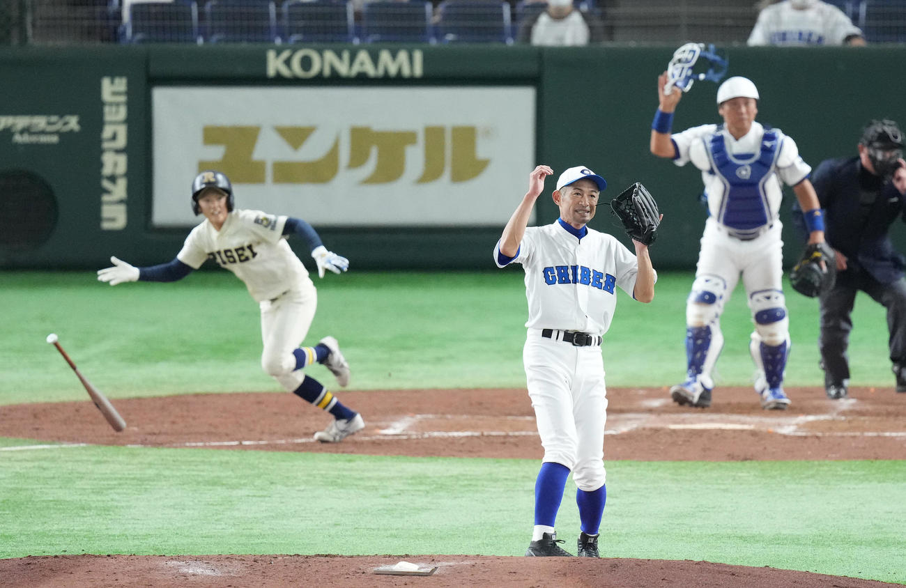 イチロー選抜対高校野球女子選抜　4回表高校野球女子選抜1死一塁、真砂に左前打を打たれ、頭を抱えるイチロー氏（撮影・菅敏）