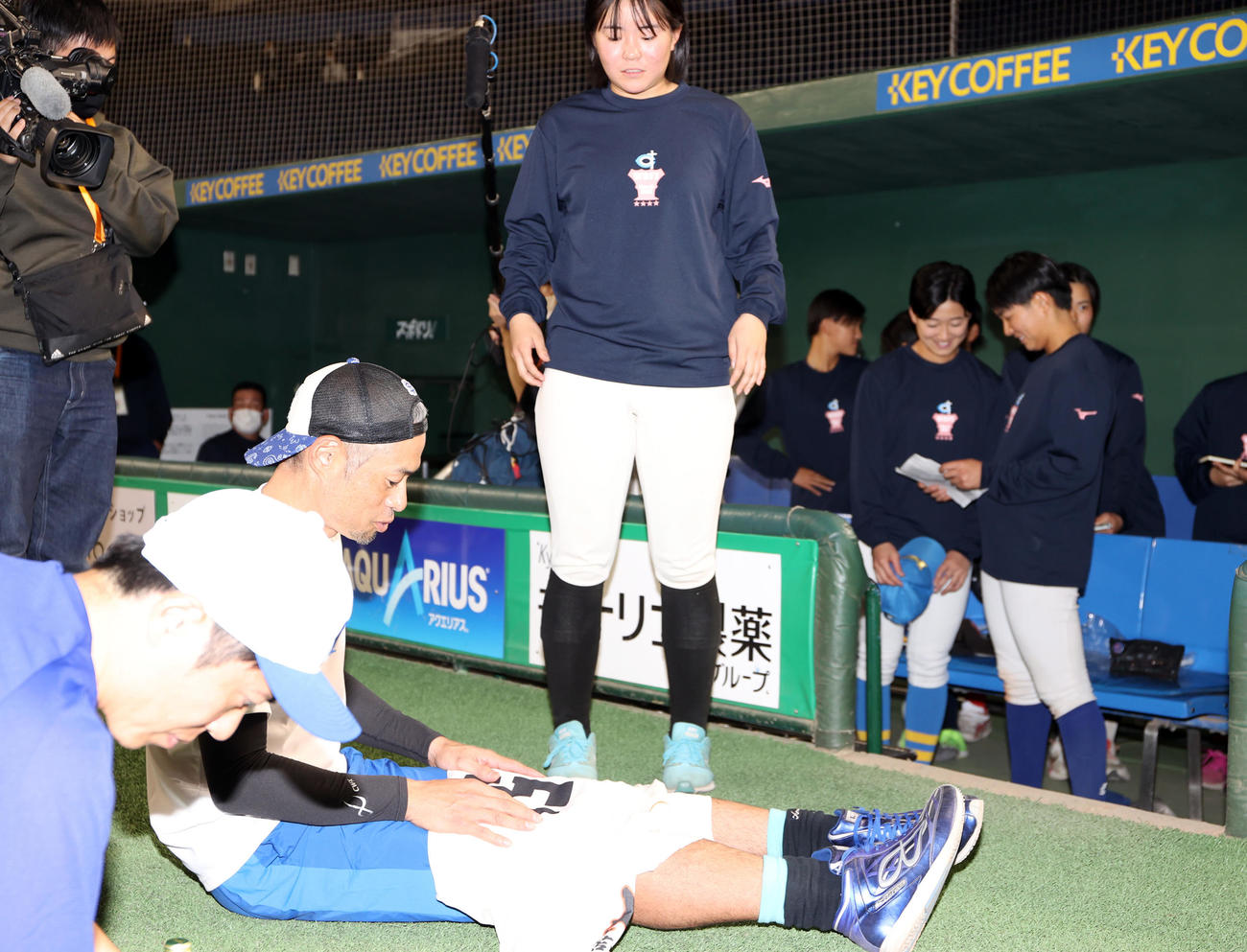 イチロー選抜対高校野球女子選抜　試合後、選手のユニホームにサインするイチロー氏（撮影・狩俣裕三）