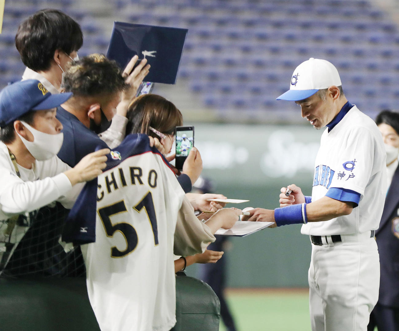 イチロー選抜対高校野球女子選抜　試合後、ファンにサインをするイチロー氏（右）（撮影・狩俣裕三）