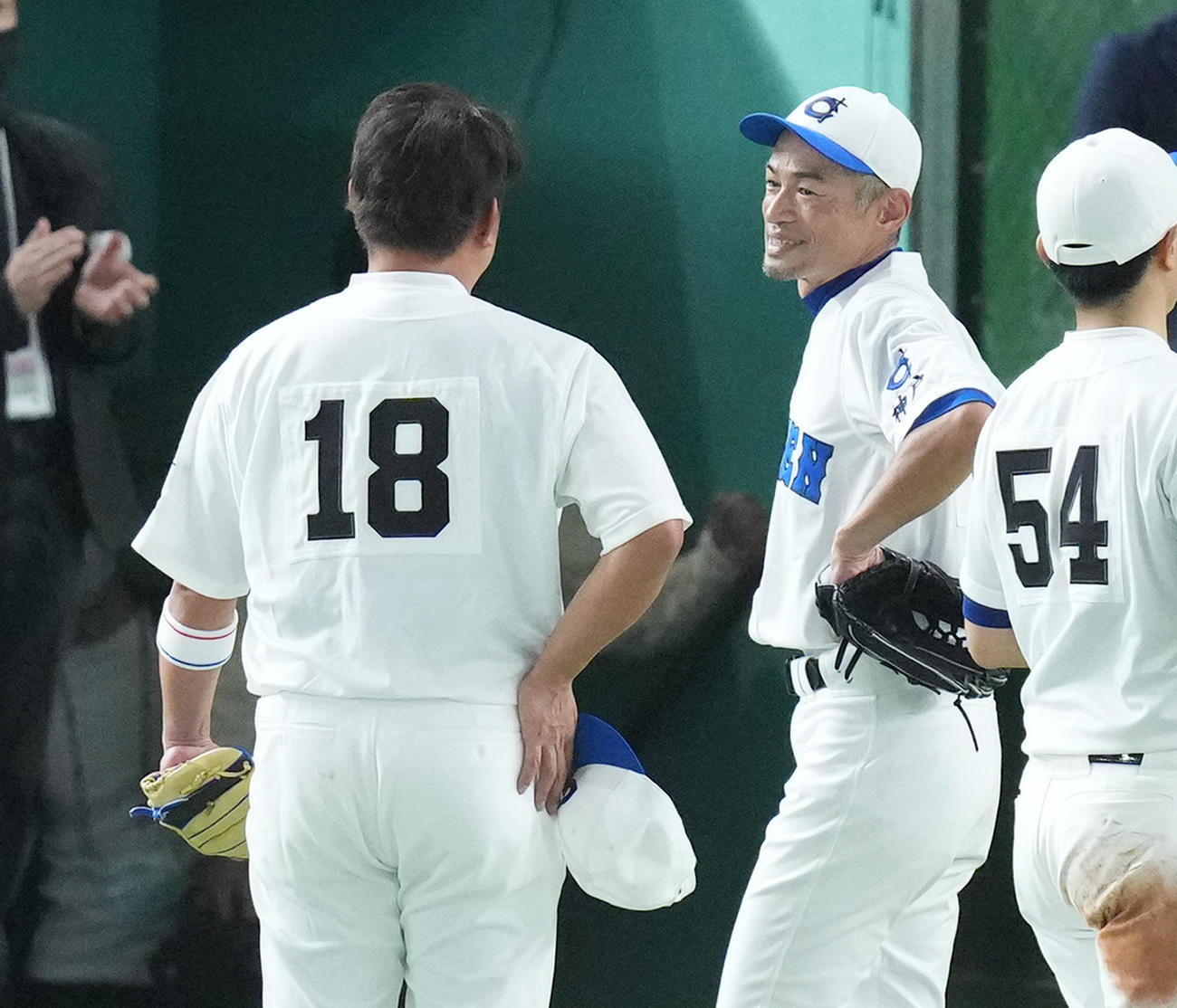 イチロー選抜対高校野球女子選抜　試合後、松坂氏（左）と話すイチロー氏（撮影・菅敏）