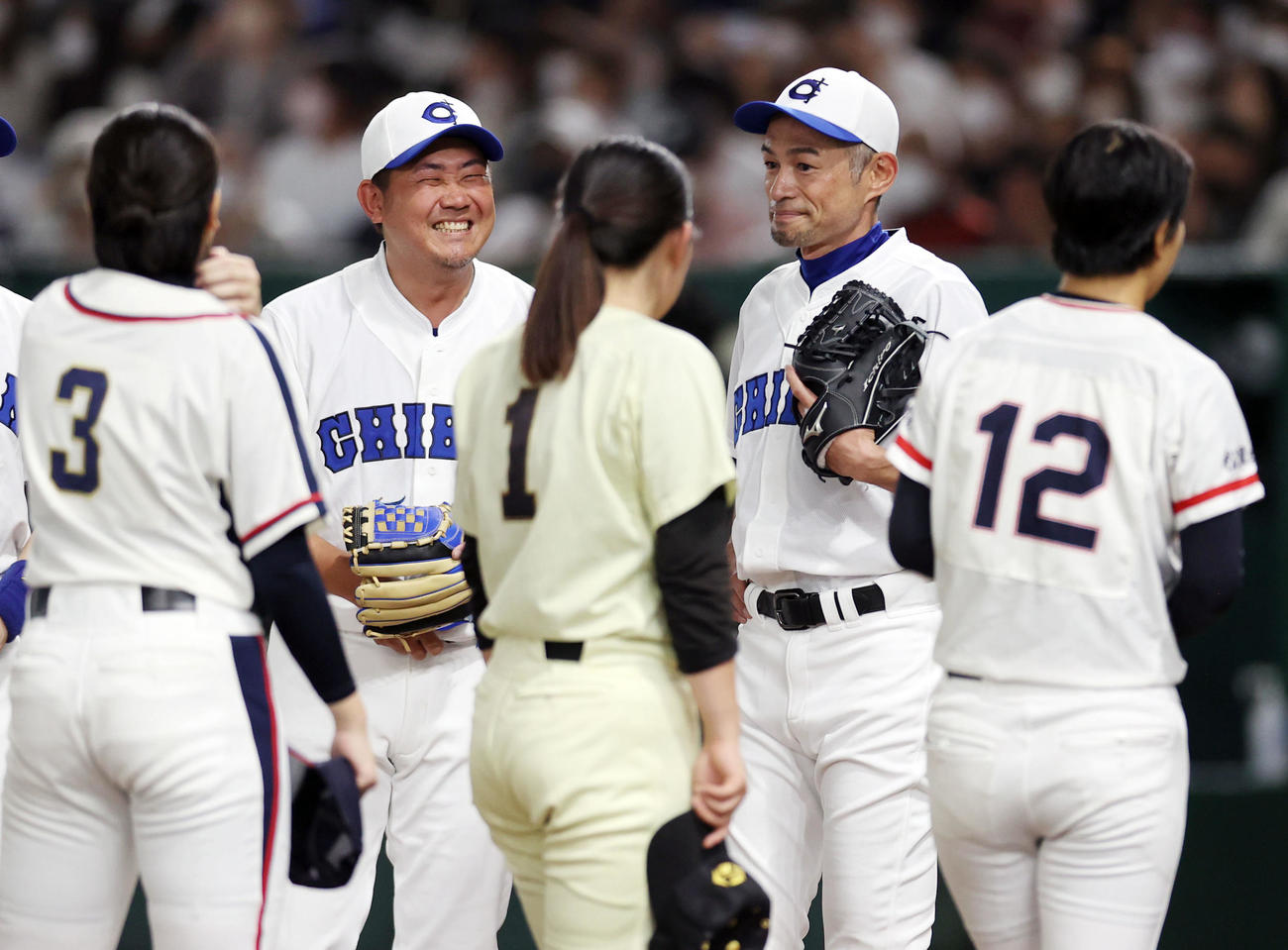イチロー選抜対高校野球女子選抜　試合後、笑顔で高校野球女子選抜の選手らにあいさつする松坂氏（後方左）とイチロー氏（同右）（撮影・狩俣裕三）