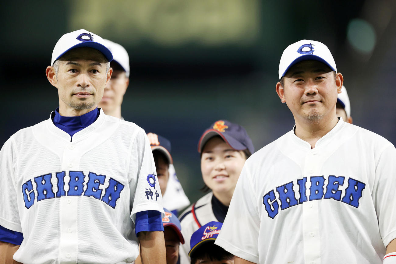 イチロー選抜対高校野球女子選抜　試合後、選手らと記念撮影するイチロー氏（左）と松坂氏（撮影・狩俣裕三）