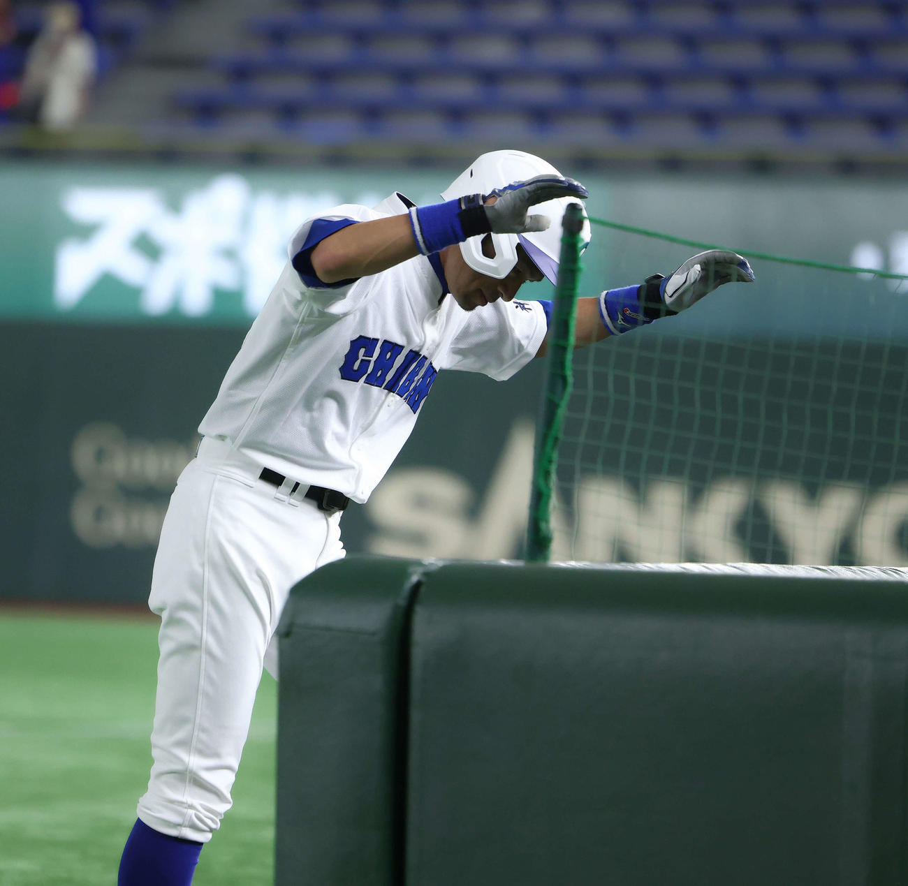 イチロー選抜対高校野球女子選抜　8回裏イチロー選抜無死満塁、一ゴロ併殺に倒れ、感情を爆発させるイチロー氏（撮影・河田真司）