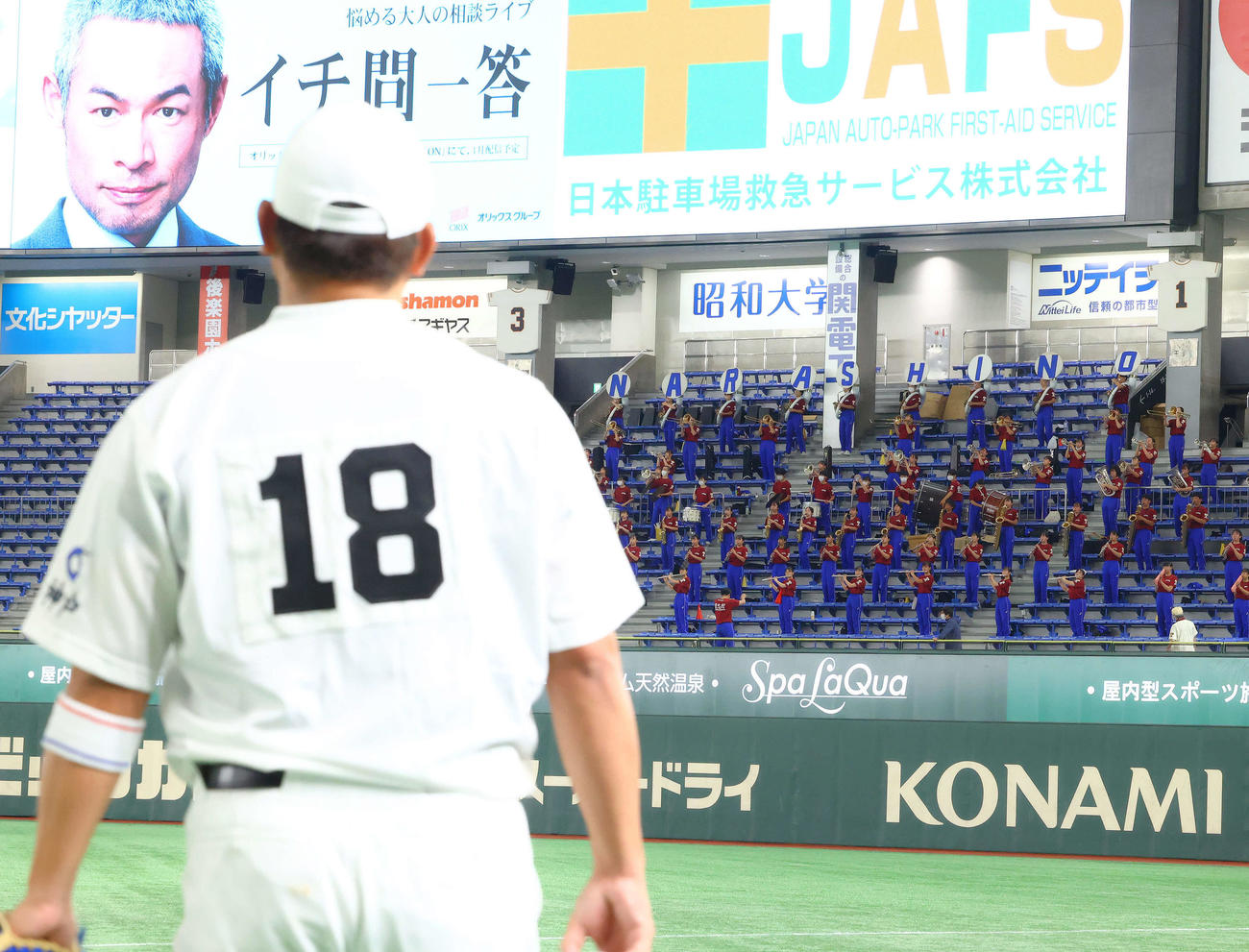 イチロー選抜対高校野球女子選抜　試合前、会場を盛り上げる習志野高吹奏楽部の演奏を聴く松坂氏（撮影・河田真司）