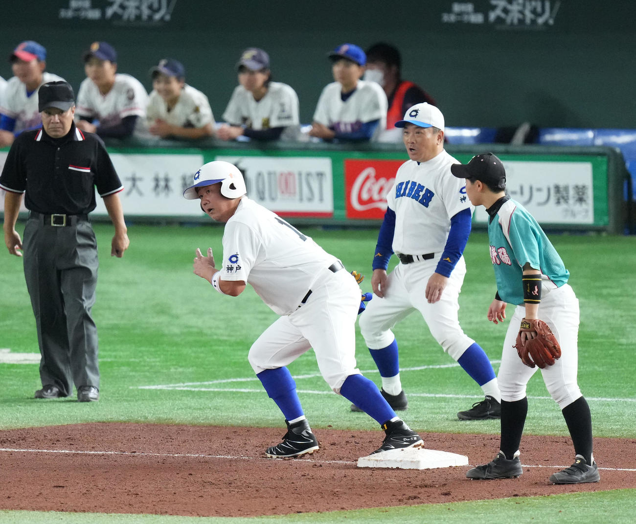イチロー選抜対高校野球女子選抜　6回裏イチロー選抜無死二、三塁、打者西岡の犠飛で三塁からタッチアップし、生還する松坂氏（左）（撮影・菅敏）