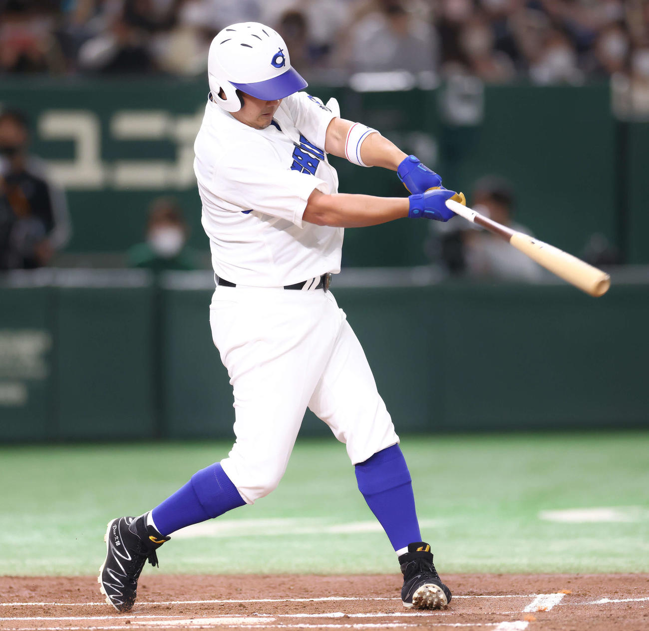 イチロー選抜対高校野球女子選抜　1回裏イチロー選抜1死一、二塁、一塁内野安打を放つ松坂氏（撮影・河田真司）